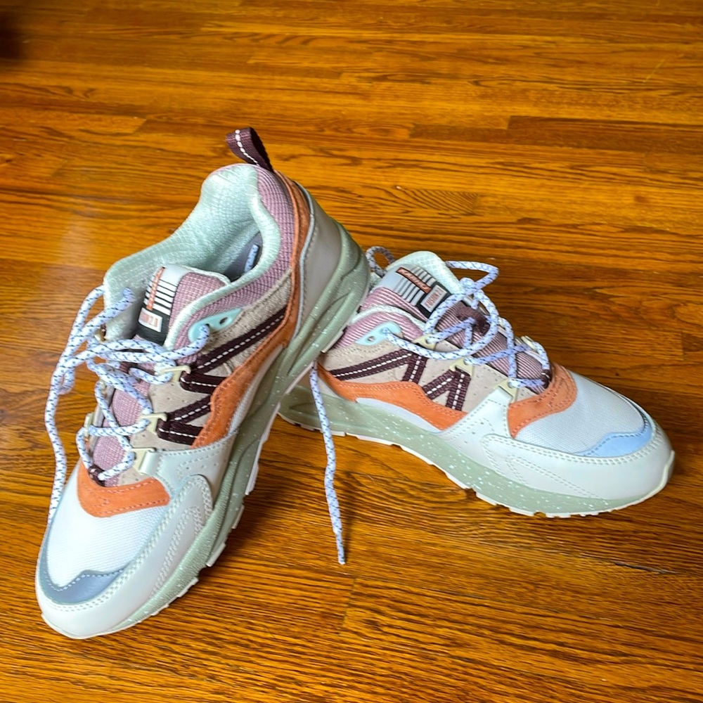 Karhu Fusion 2 tennis shoe, size EU 39, fits like a size 7, like new